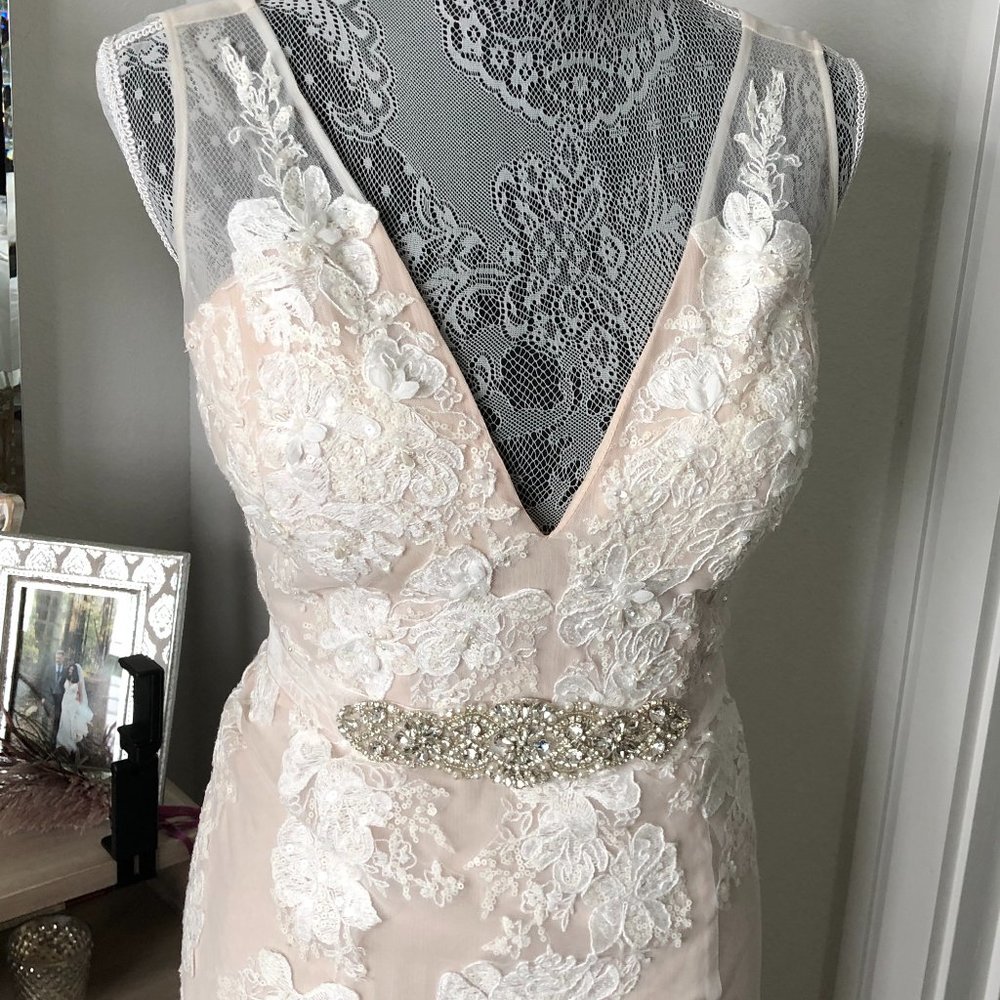 Melissa Sweet lace plunge wedding dress Sz 8 +  belt & veil - Picture 5 of 16